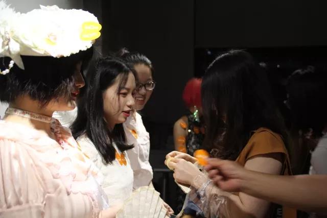 開幕式的高潮出現在了“現場最佳著裝獎”的評選
