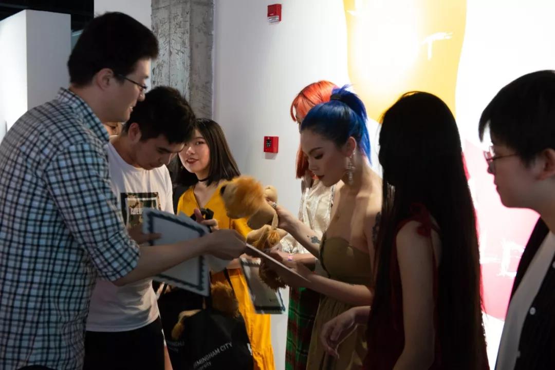 Mark先生為優秀學生頒發BCU獎學金