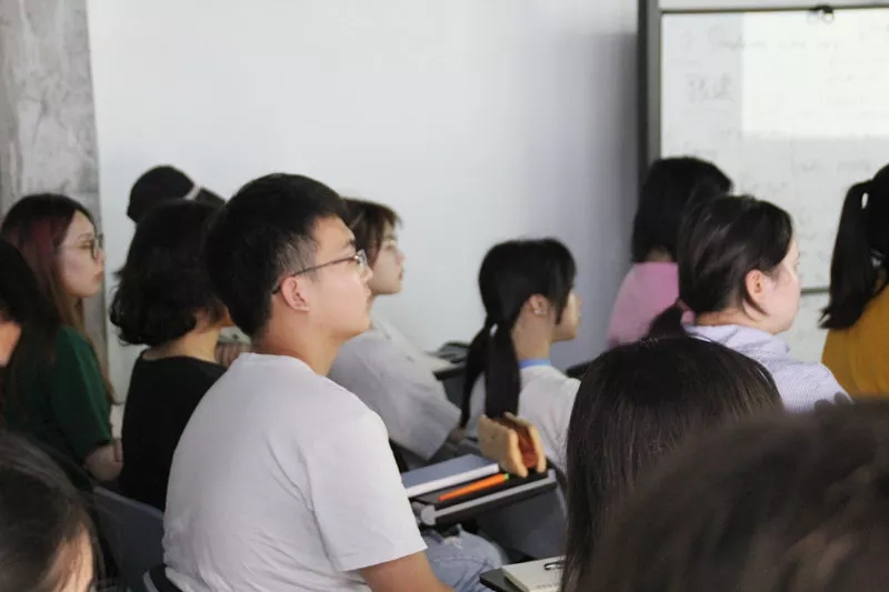 學術主持姜節泓教授用一個下午的時間和大家聊了聊關于“創新”以及“藝術策展”的話題