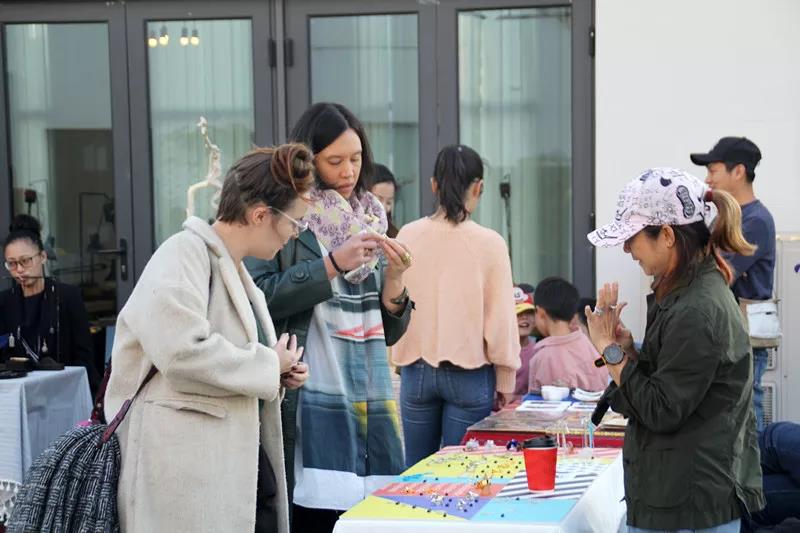 在AIVA最浪漫的頂樓天臺(tái)設(shè)立首飾、陶瓷、手作、插畫等近10個(gè)藝術(shù)攤位