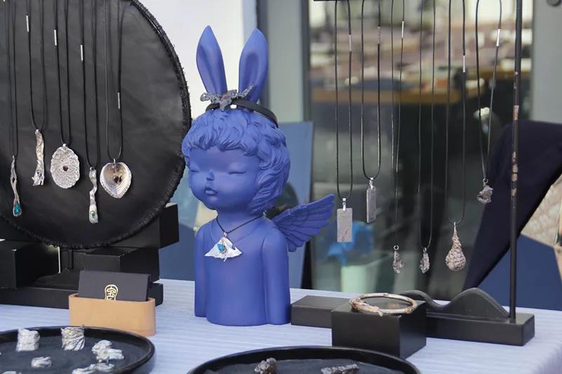 在AIVA最浪漫的頂樓天臺(tái)設(shè)立首飾、陶瓷、手作、插畫等近10個(gè)藝術(shù)攤位