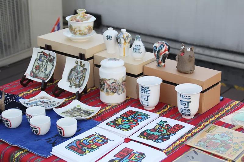 在AIVA最浪漫的頂樓天臺(tái)設(shè)立首飾、陶瓷、手作、插畫等近10個(gè)藝術(shù)攤位