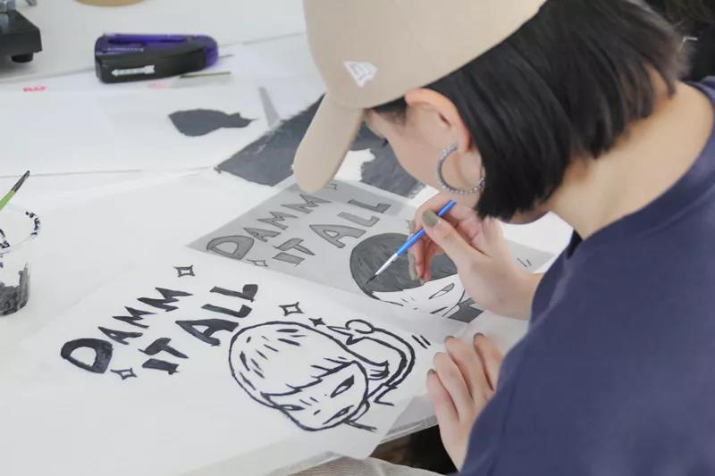 版畫工作室屋頂印畫也同時(shí)進(jìn)行了一場(chǎng)有趣的絲網(wǎng)版畫工坊