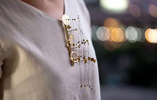 首飾三問 | 首飾為何要?jiǎng)樱?/></div>
    <span id=